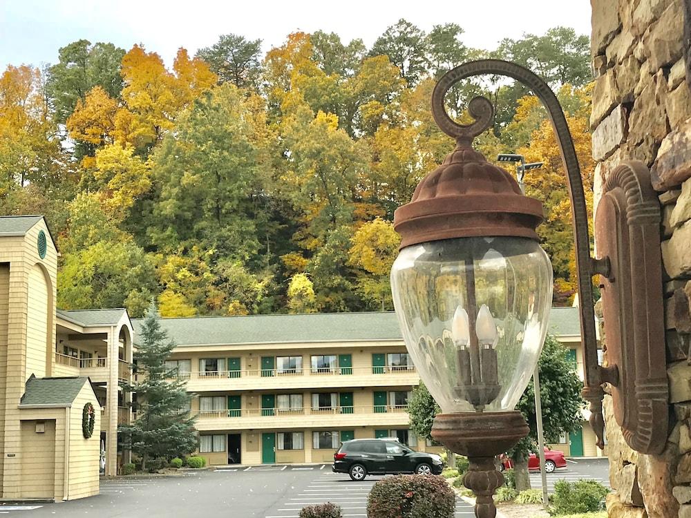 Quality Inn & Suites At Dollywood Lane Піджен-Фордж Екстер'єр фото